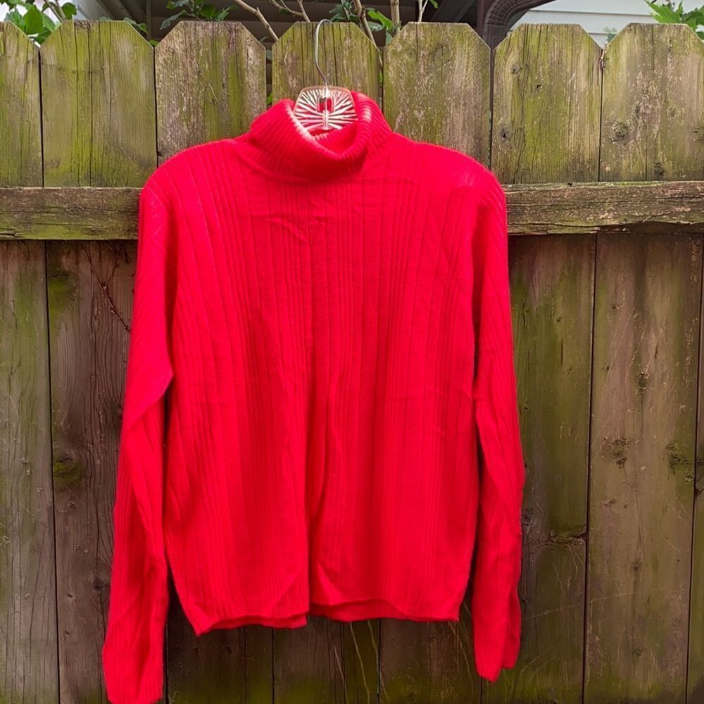 Red ribbed turtleneck sz. L